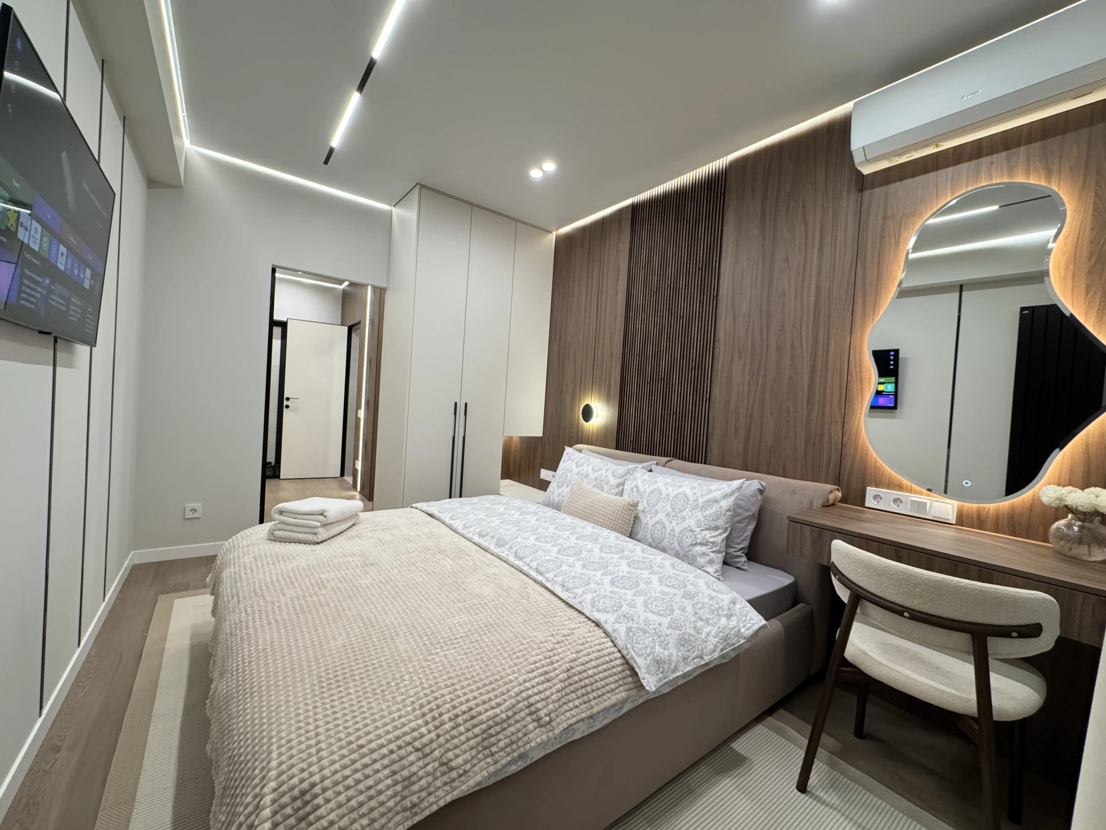 Luxury New Apartment with Balcony
