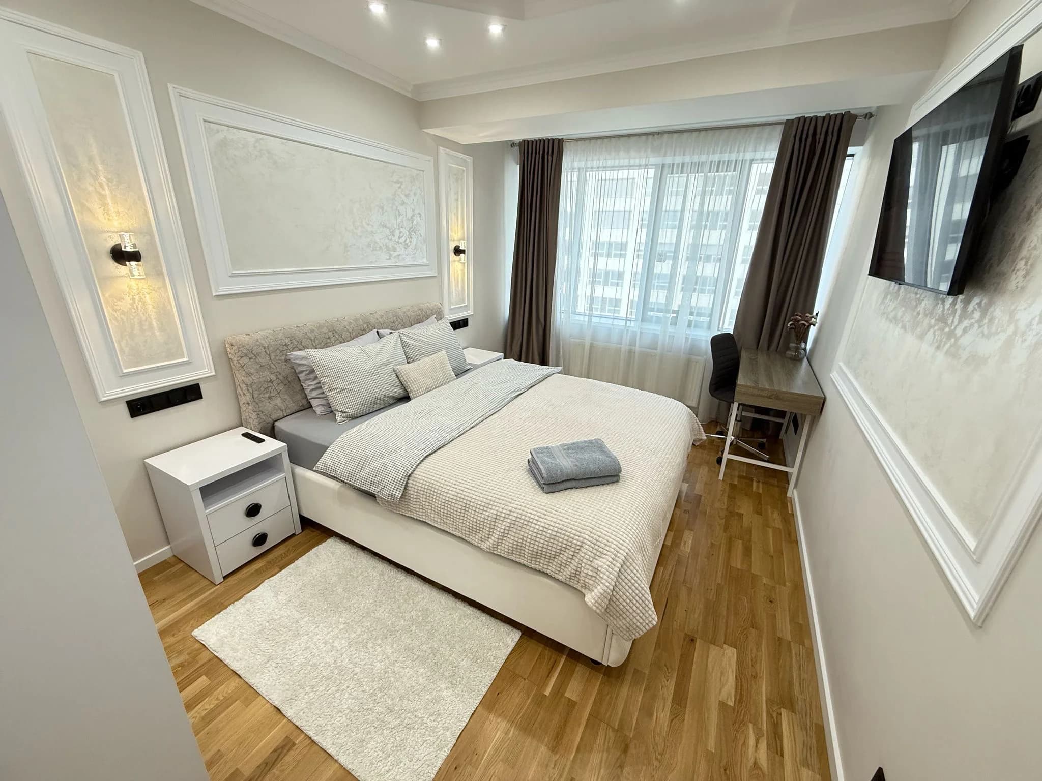 Cozy WHITE Central Apartment